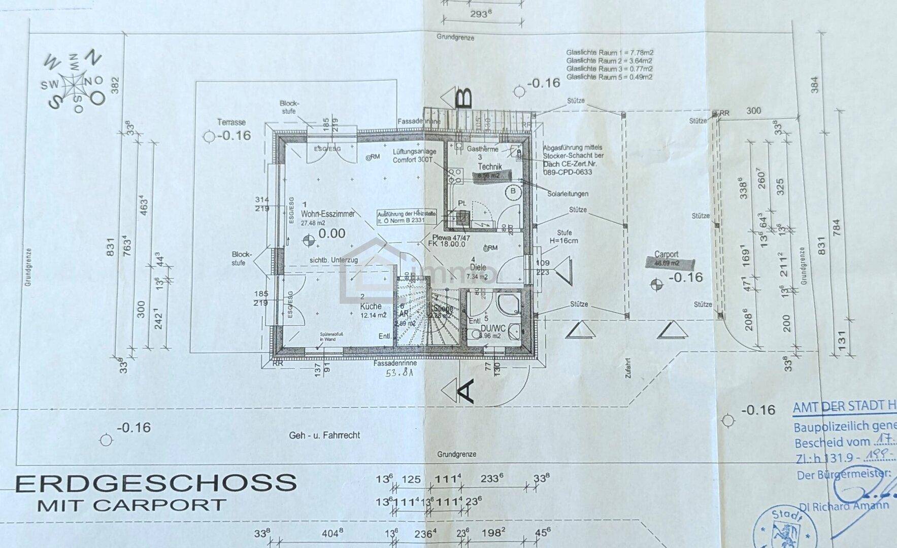 Grundriss des Erdgeschosses mit Wohn-Esszimmer, Küche und Carport.