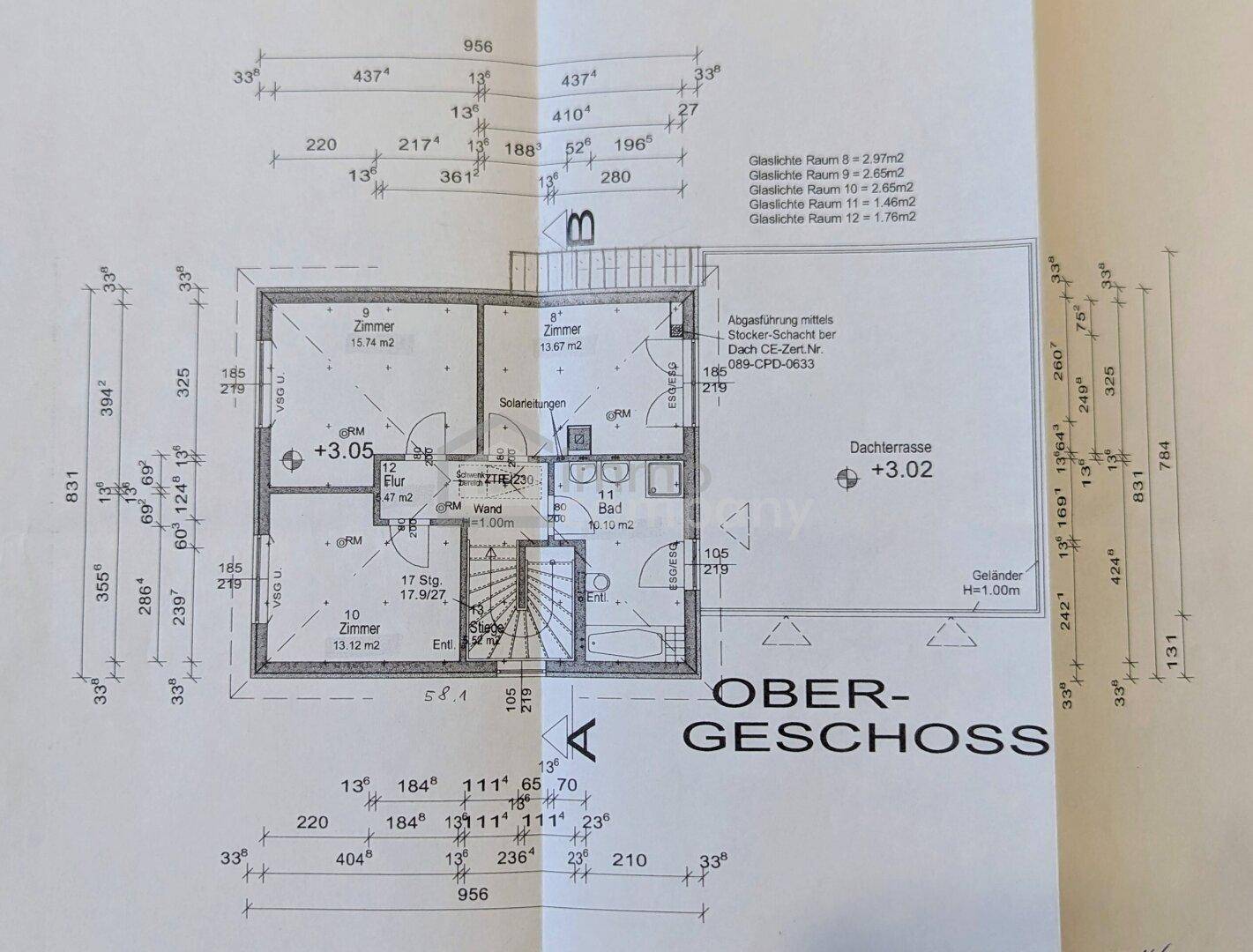 Grundriss des Obergeschosses mit Schlafzimmern, Bad und großer Dachterrasse.