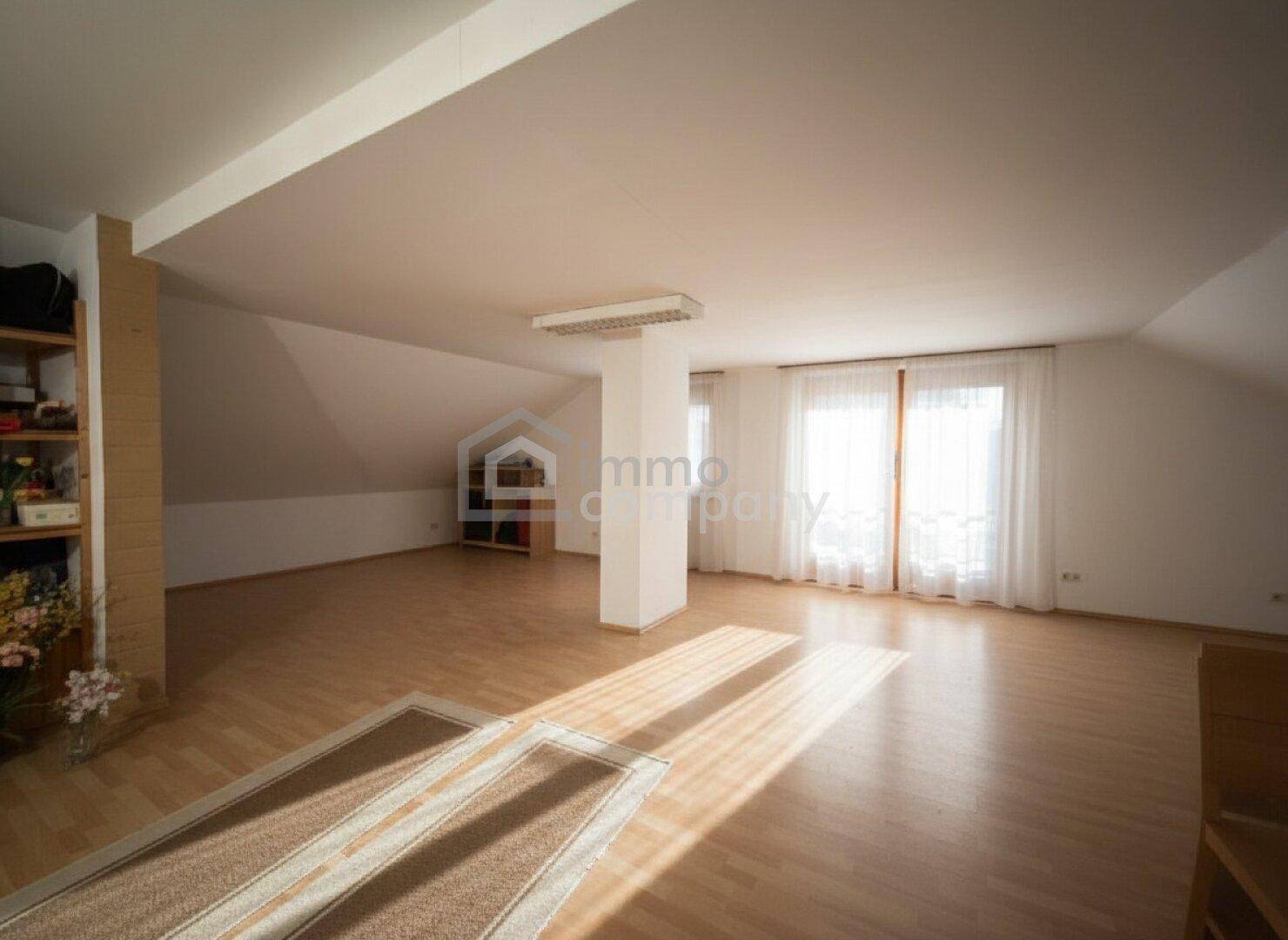 Heller Dachbodenraum mit Holzboden und großzügigen Fenstern, bietet viel Potenzial.