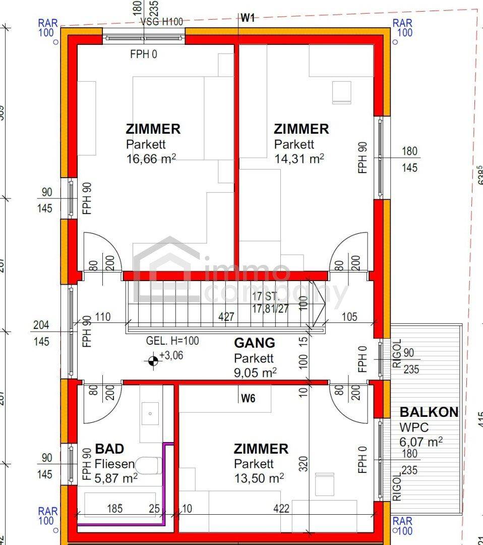 Grundrissplan zeigt eine Etage mit mehreren Zimmern, einem Badezimmer, Flur und einem Balkon.