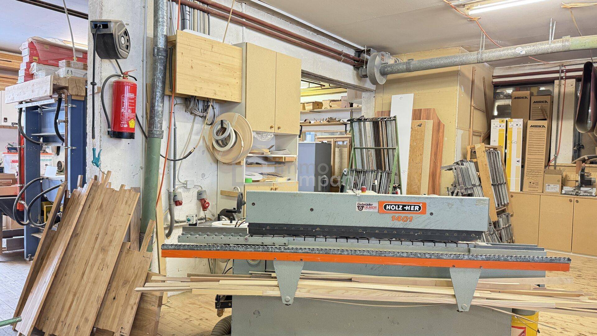 Detailansicht einer Holzbearbeitungsmaschine in einer gut ausgestatteten Werkstatt.
