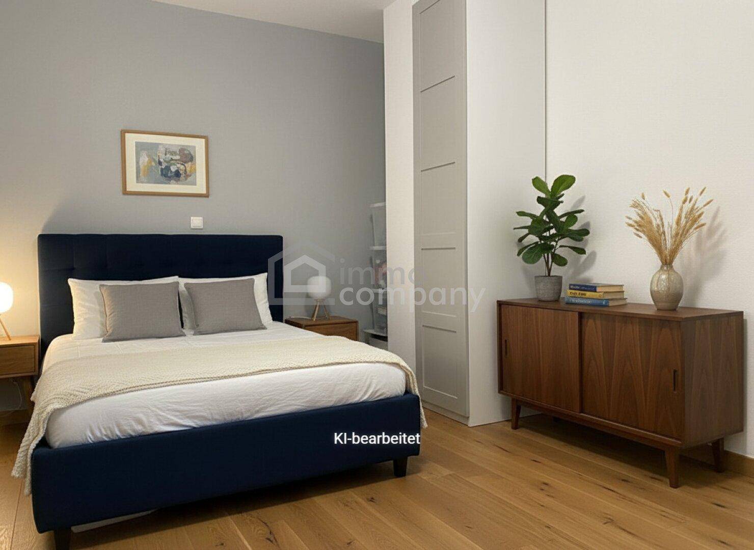 Modernes Schlafzimmer mit blauem Polsterbett, Holzkommode und Parkettboden.
