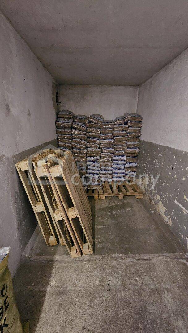 Kellerraum mit gestapelten Säcken und Holzpaletten, ideal zur Lagerung.