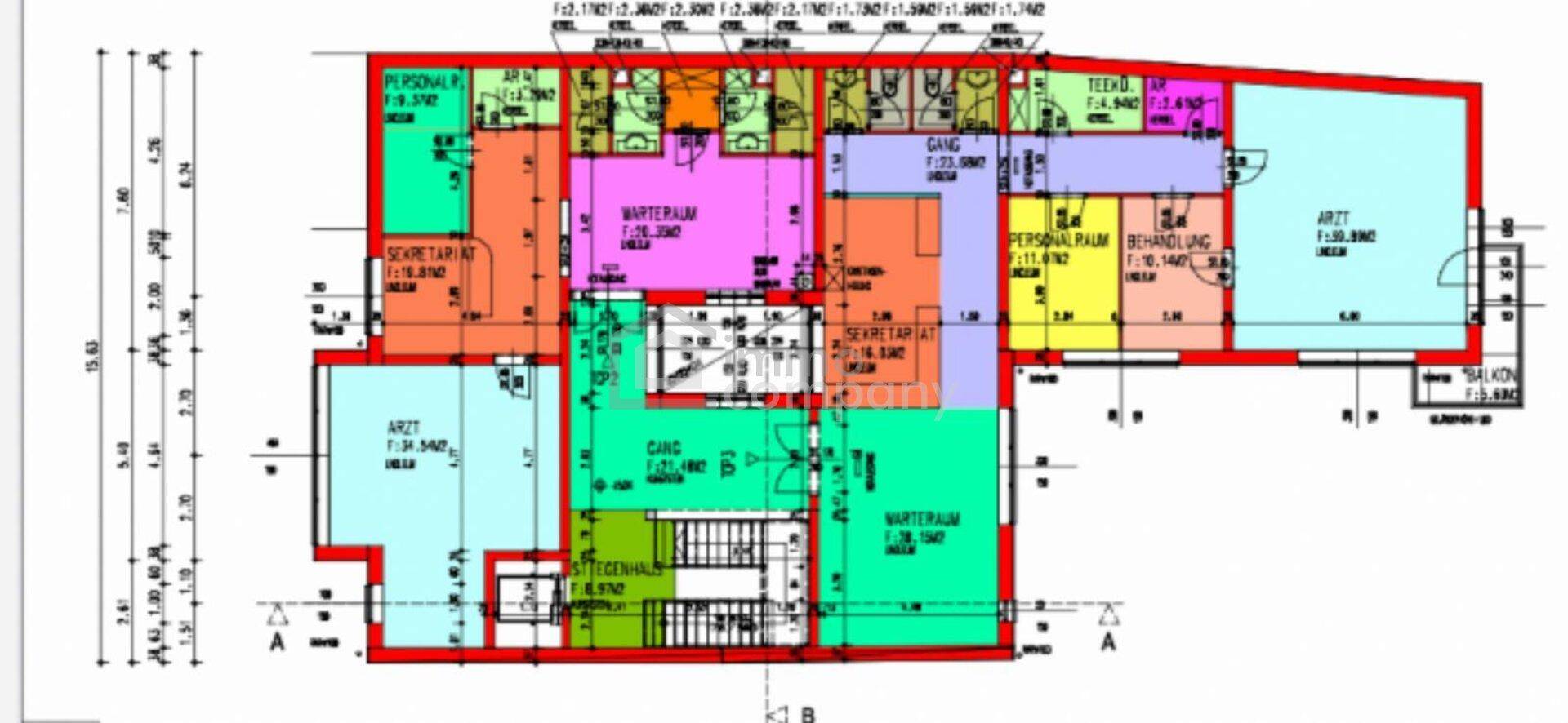 Detaillierter Grundriss einer Etage mit verschiedenen farbcodierten Räumen und Bemaßungen.