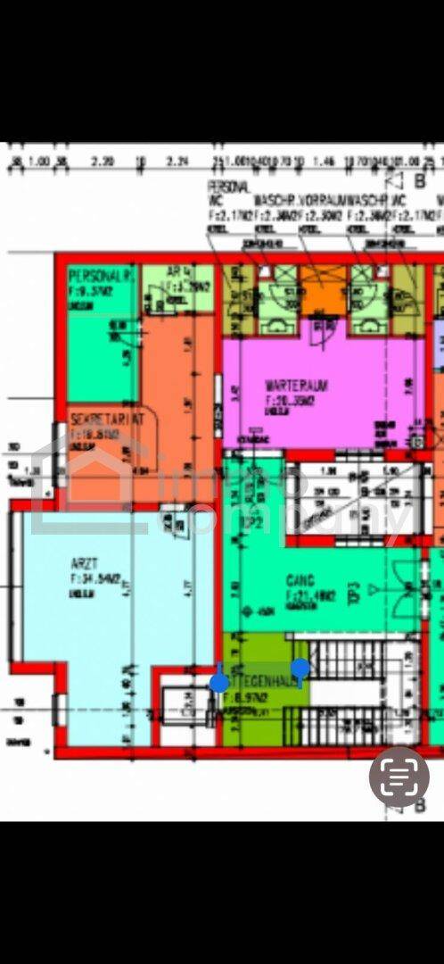 Ausschnitt eines farbigen Grundrisses mit Raumaufteilung und technischen Details.