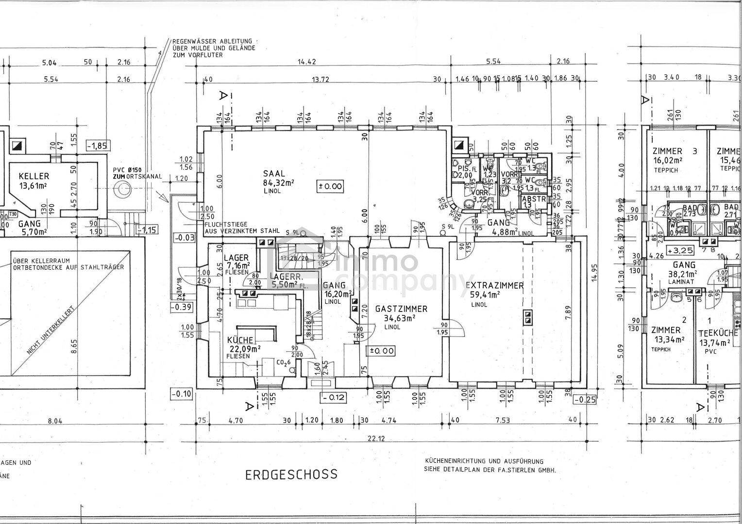 Grundriss des Erdgeschosses mit Saal, Gastzimmer, Küche und weiteren Räumen.