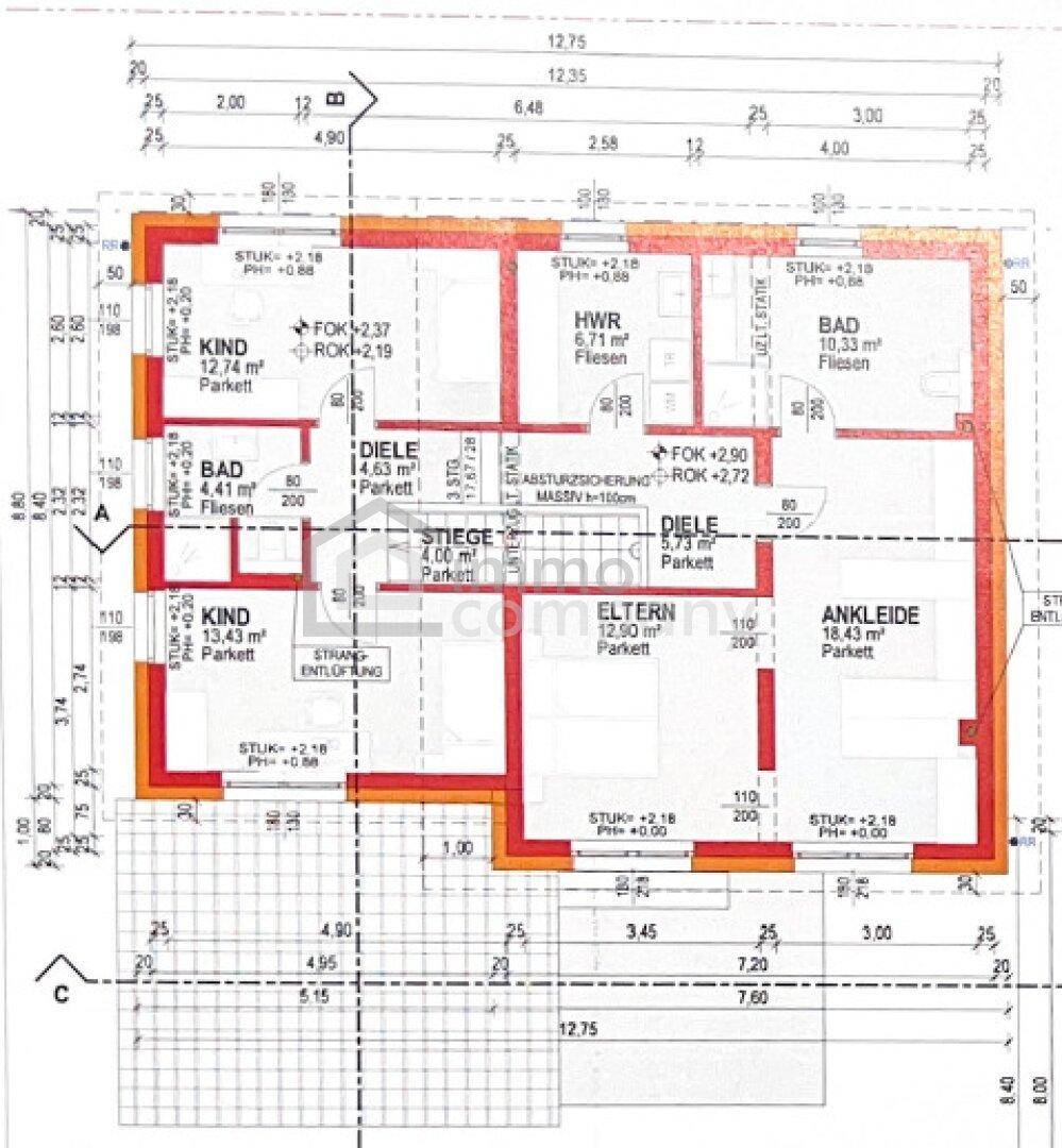 Grundriss des Obergeschosses mit Schlafzimmern, zwei Bädern und Ankleidezimmer.