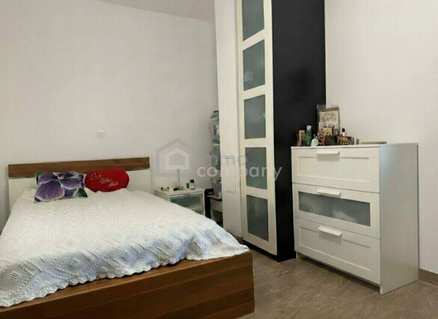 Helles Schlafzimmer mit Einzelbett, weißer Kommode und praktischem Stauraum.