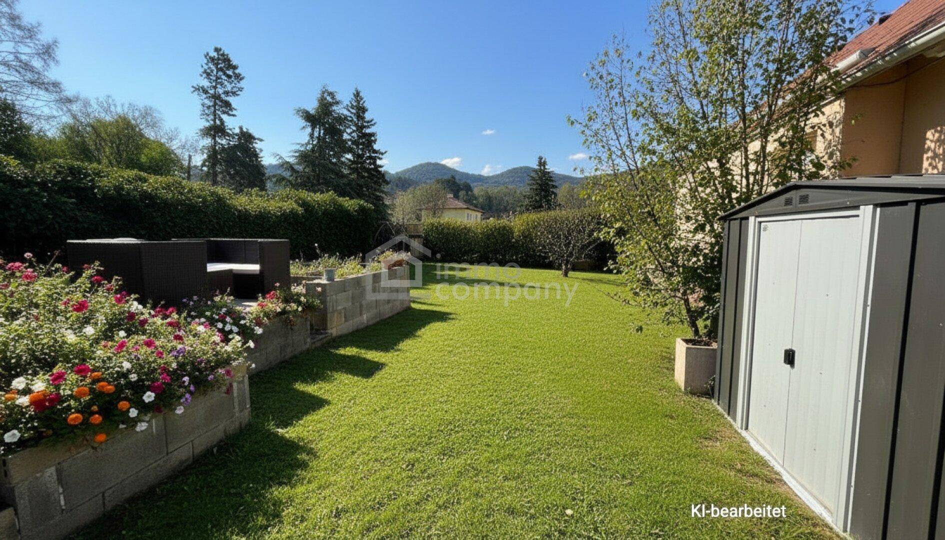 Gepflegter Garten mit Rasenfläche, Sitzgelegenheiten und einem Gartenhaus unter blauem Himmel.