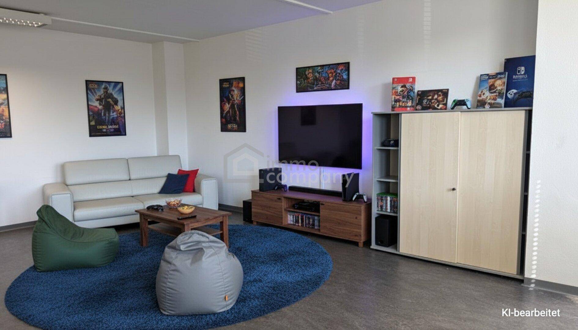 Gemütlicher Aufenthaltsraum mit Sofa, Fernseher, Spielkonsolen und Sitzsäcken für entspannte Pausen.