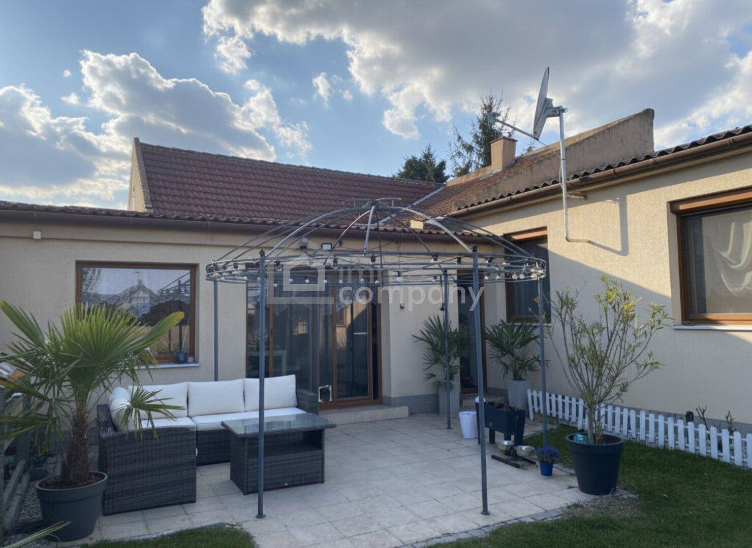 Gemütliche Terrasse mit Sitzgelegenheiten und einem Pavillon, ideal für entspannte Stunden im Freien.