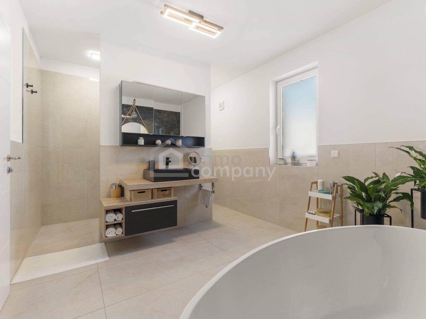 Modernes Badezimmer mit begehbarer Dusche, Doppelwaschbecken und Fenster.
