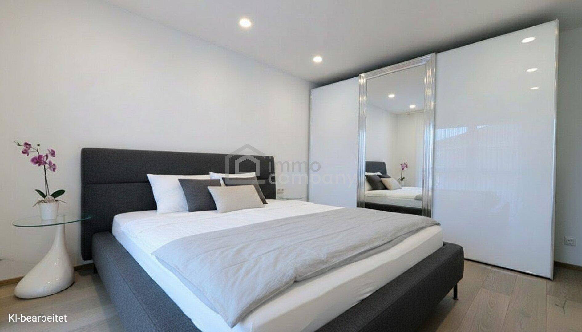 Modernes Schlafzimmer mit großem Doppelbett, Einbauschrank mit Spiegeltüren und hellem Parkettboden.
