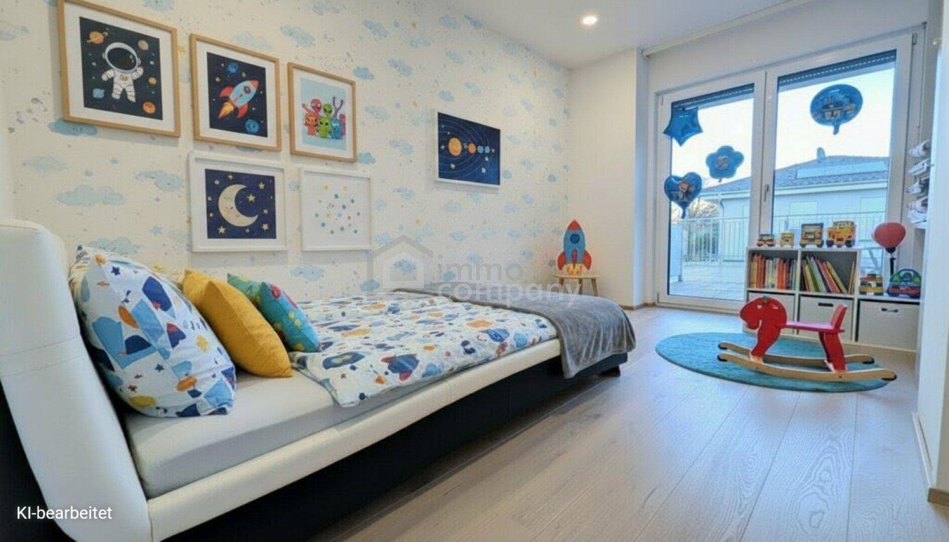 Helles Kinderzimmer mit Weltraum-Dekoration, Holzboden und direktem Zugang zum Balkon.