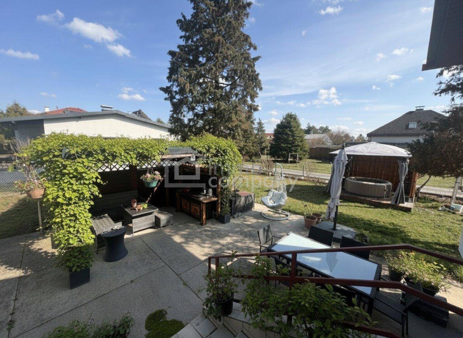 Großer Garten mit Terrasse, Grillbereich, Whirlpool und altem Baumbestand.