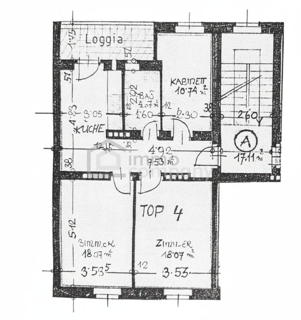Detaillierter Grundriss mit Loggia, Küche, Kabinett und zwei Zimmern, inklusive Maßangaben.