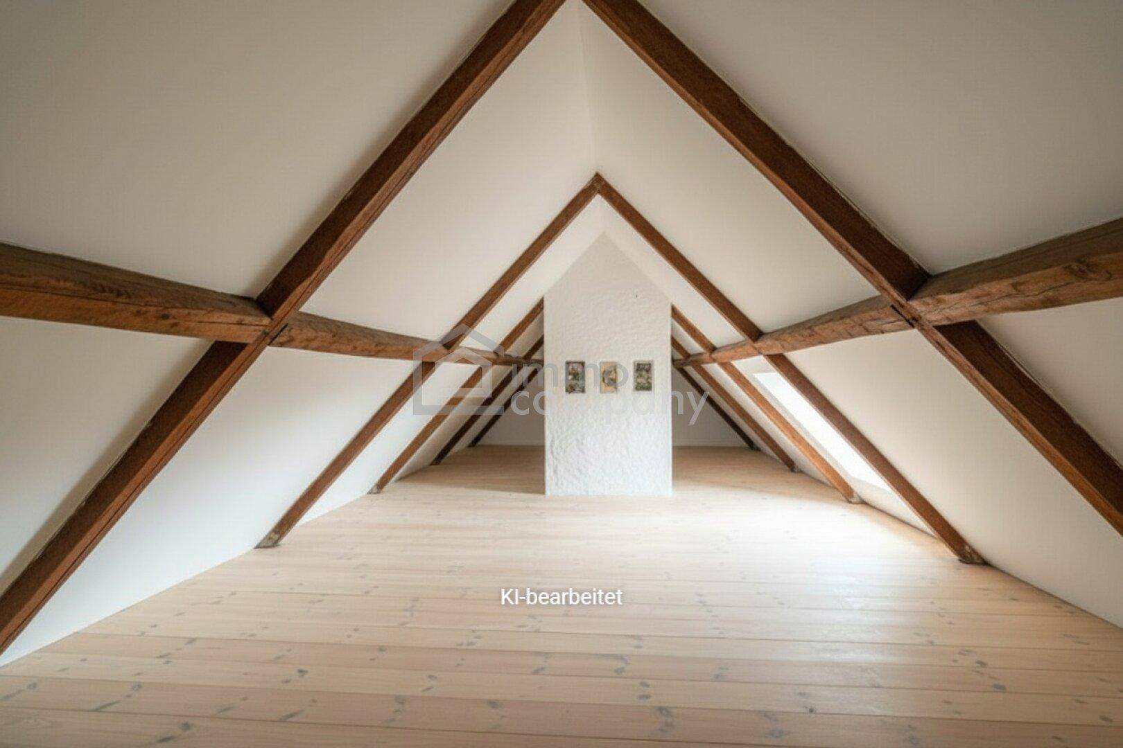 Heller Dachboden mit sichtbaren Holzbalken und hellem Holzboden, bereit zum Ausbau.