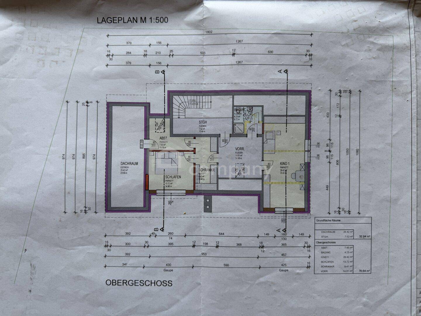 Grundriss des Obergeschosses mit Schlafzimmern, Bad und Abstellraum, inklusive Maßen.
