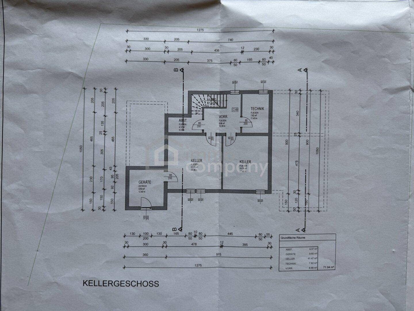 Grundriss des Kellergeschosses mit Technikraum, Keller und Geräteraum, inklusive Maßen.