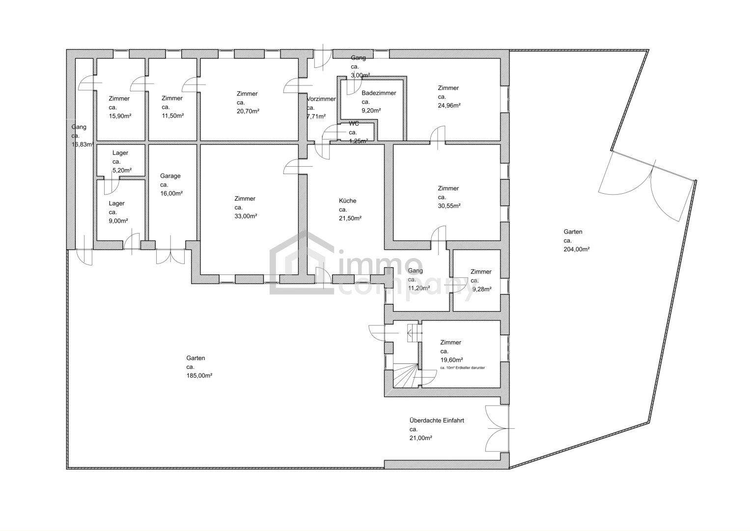 Grundrissplan eines Hauses mit mehreren Zimmern, Bad, Küche, Garage und Gartenbereichen.