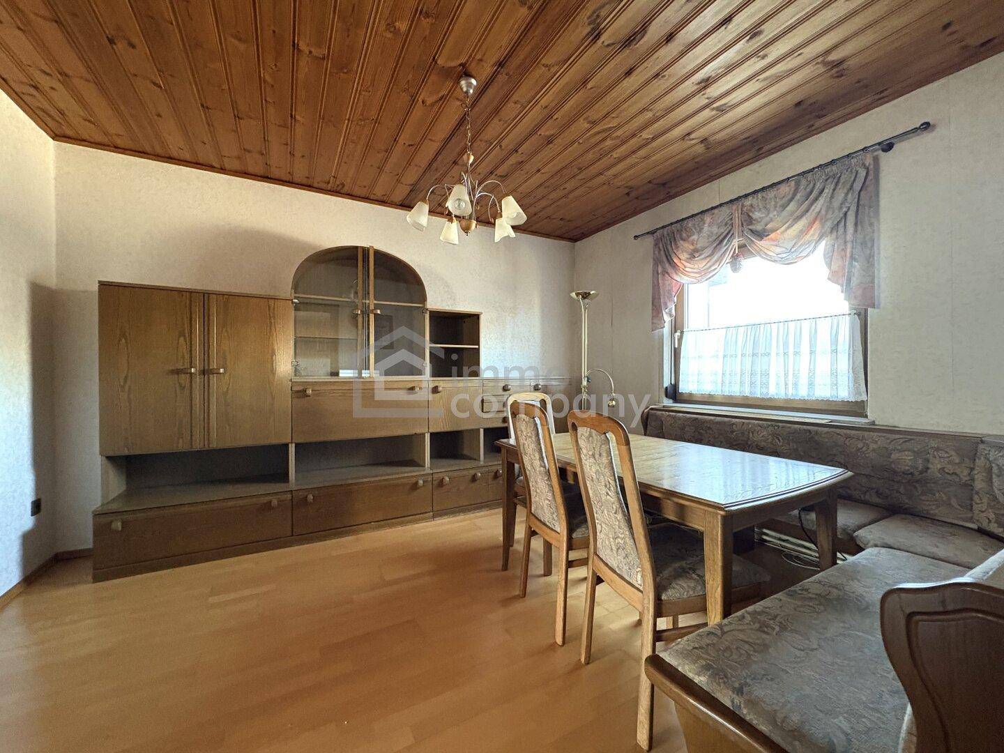 Gemütlicher Essbereich mit Holzdecke, großem Esstisch und traditionellen Möbeln.