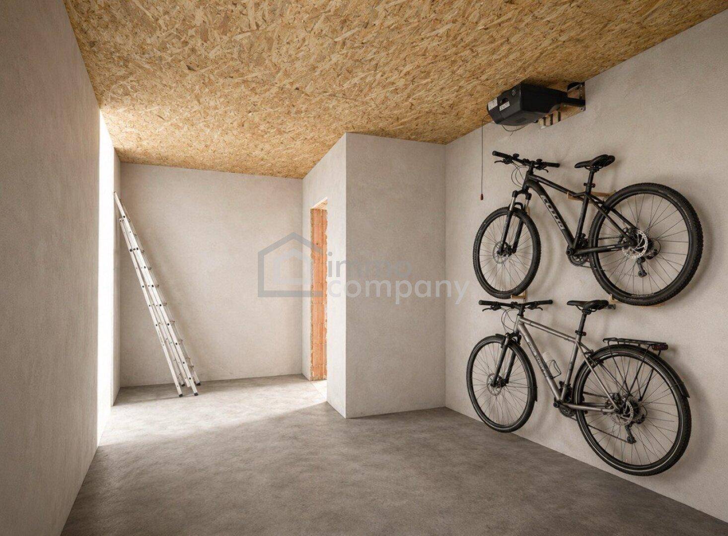 Praktischer Abstellraum mit Fahrradaufhängung und OSB-Decke, vielseitig nutzbar.