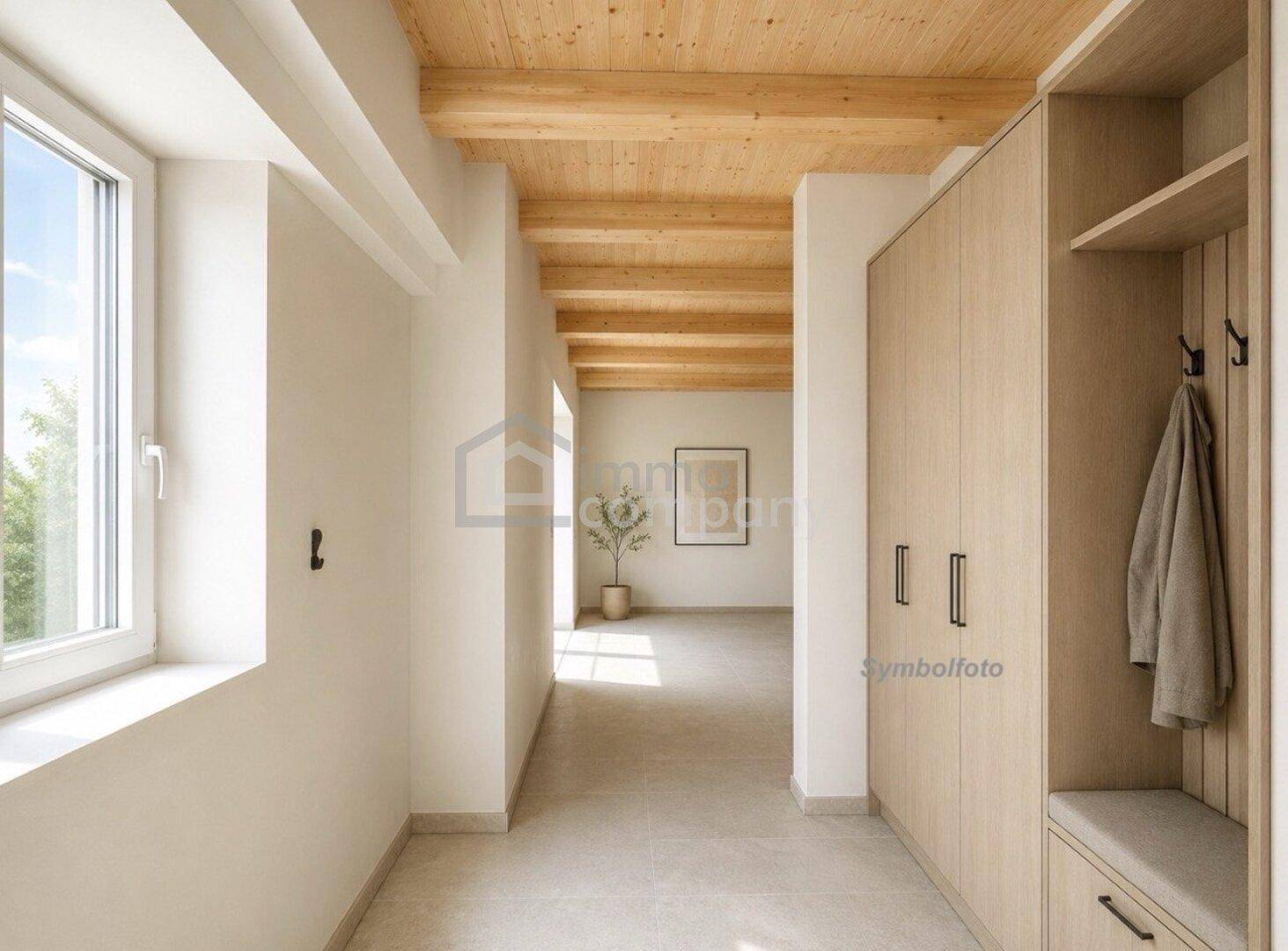 Heller Eingangsbereich mit Einbauschrank und Holzbalkendecke, einladend gestaltet.