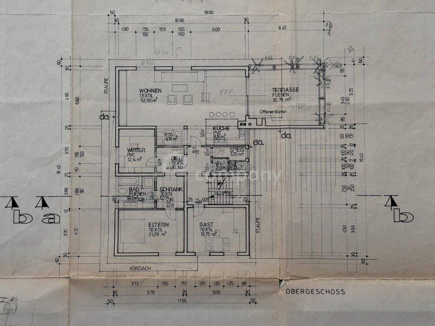 Grundriss des Obergeschosses mit Wohnbereich, Küche, Schlafzimmern und Terrasse.