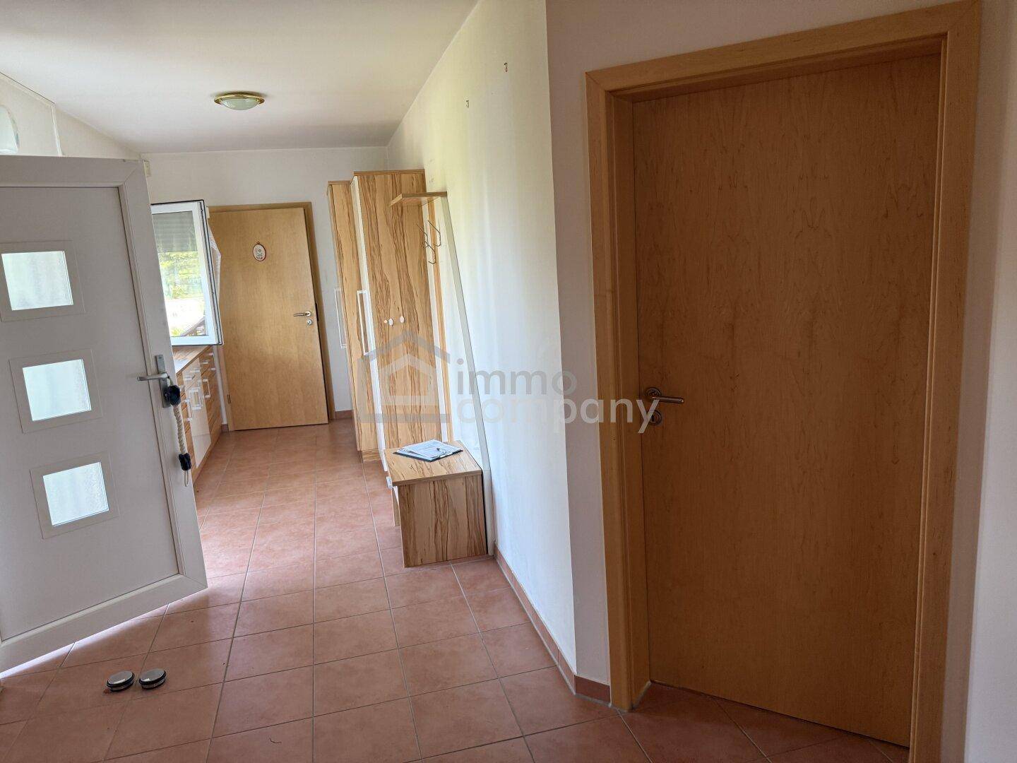 Wohnen mit Weitblick – gepflegtes Einfamilienhaus mit Wellnessbereich, Photovoltaik und 1.268 m² Grundstück - Ansicht 5