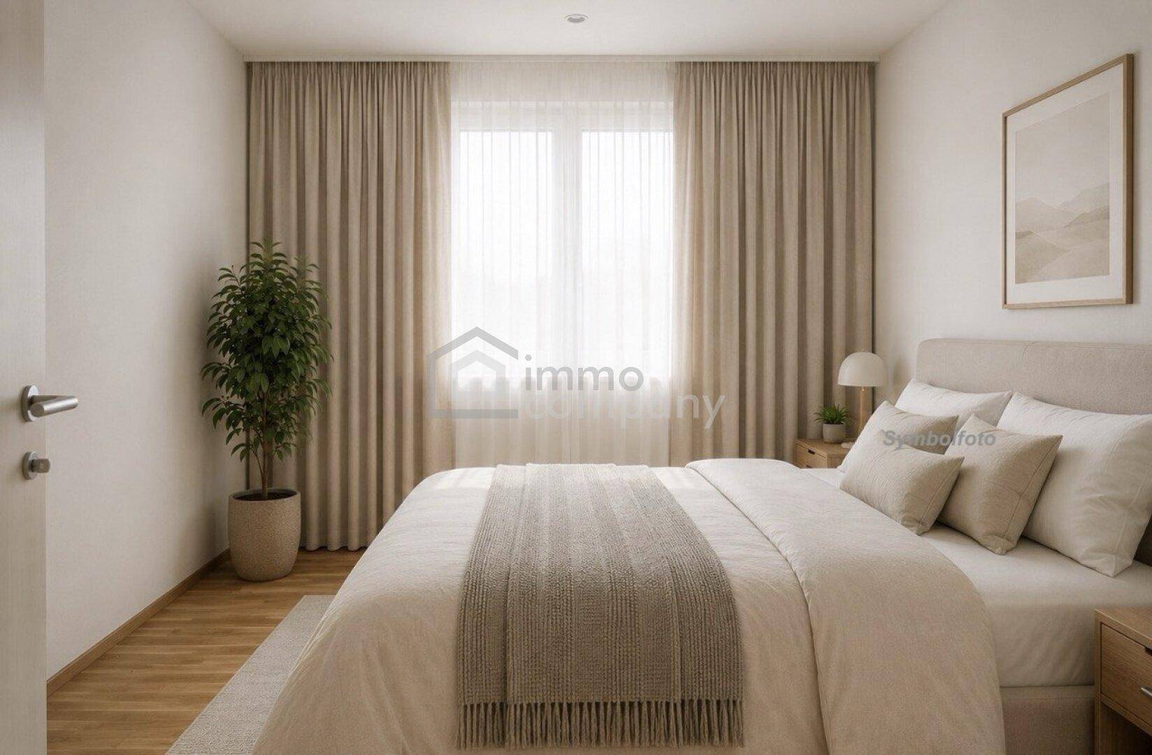 Gemütliches Schlafzimmer mit Doppelbett, hellem Parkettboden und großen Fenstern mit Vorhängen.