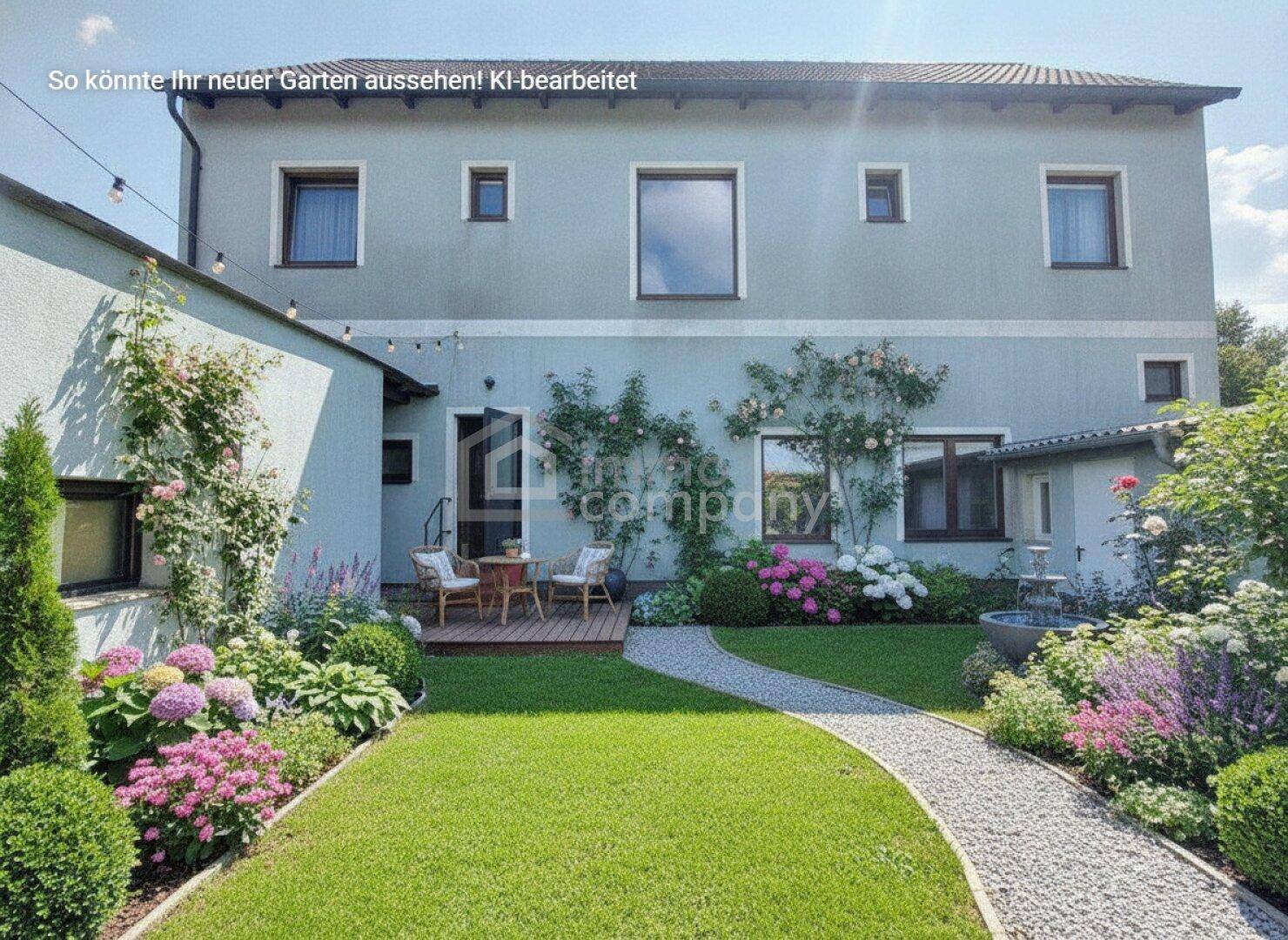 Gepflegter Garten mit Rasenfläche, Blumenbeeten und einer kleinen Terrasse mit Sitzgelegenheiten.