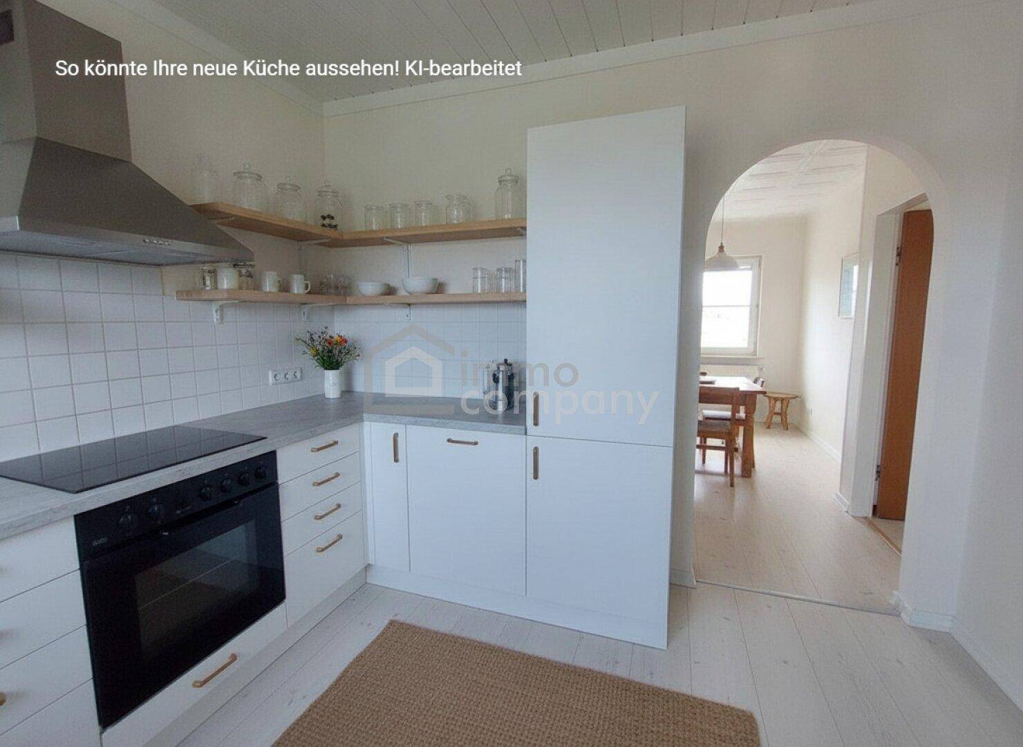 Moderne weiße Küche mit Induktionskochfeld, Backofen und offenem Regal, verbunden mit Essbereich.