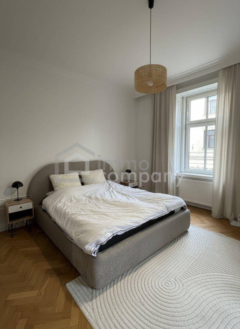 Gemütliches Schlafzimmer mit Doppelbett, Nachttischen und Parkettboden.