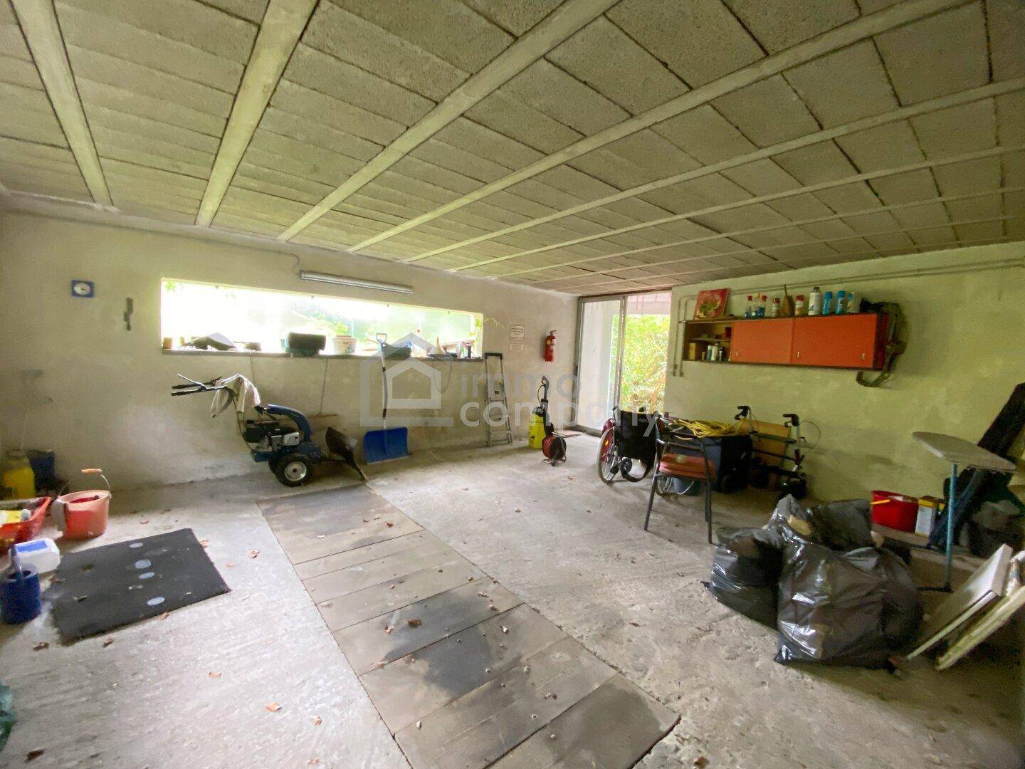 Geräumige Garage oder Werkstatt mit Betonboden und viel Stauraum.