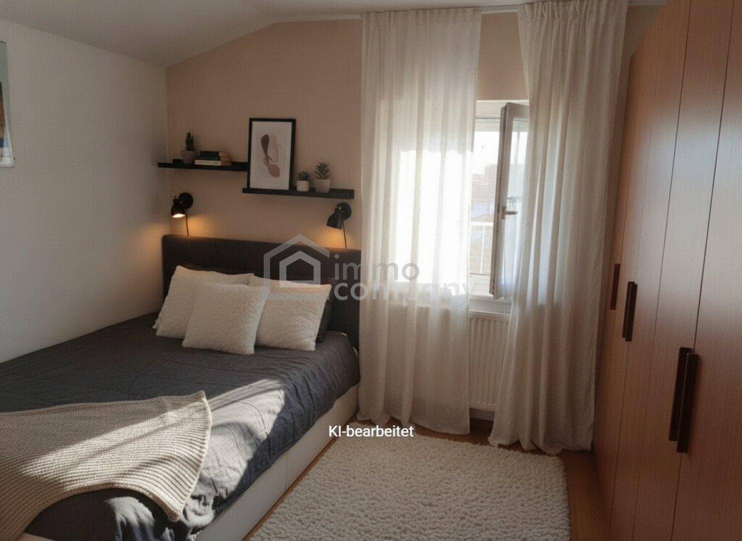 Gemütliches Schlafzimmer mit Einzelbett, Kleiderschrank und Dachschräge, hell beleuchtet.