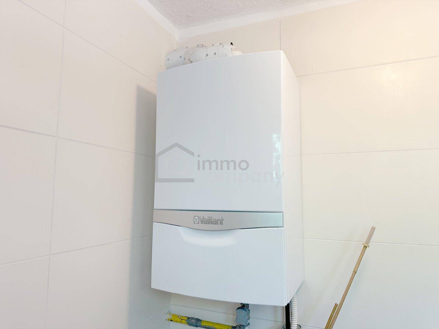 Heizungsraum mit einer modernen Vaillant Gastherme, sauber und gut gewartet.