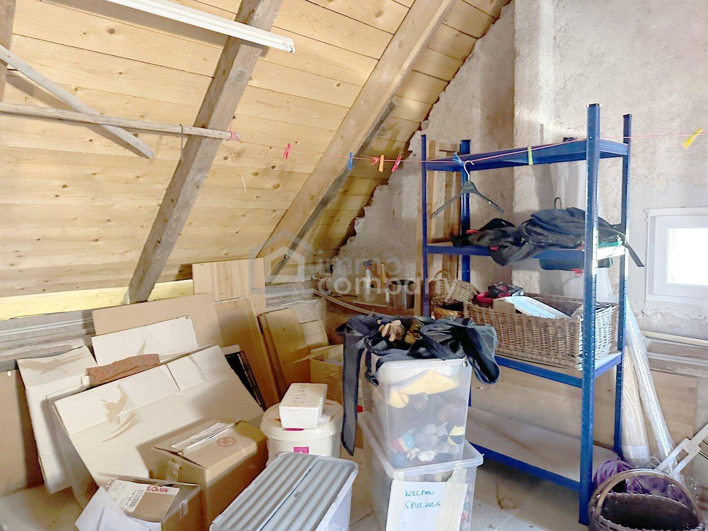 Dachboden mit sichtbaren Holzbalken und Lagerflächen, bietet viel Stauraum.