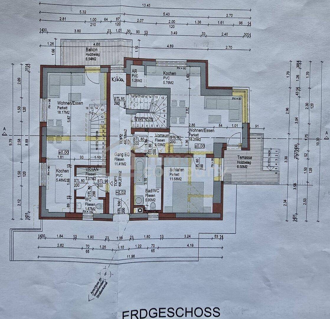 Grundriss des Erdgeschosses mit offenem Wohn-Essbereich, Küche und Terrasse.