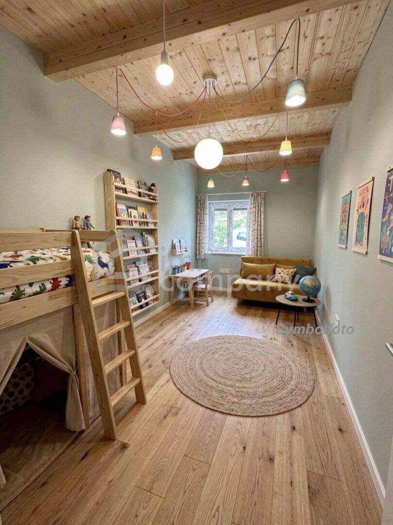 Gemütliches Kinderzimmer mit Etagenbett, Holzbalkendecke und hellem Holzfußboden.