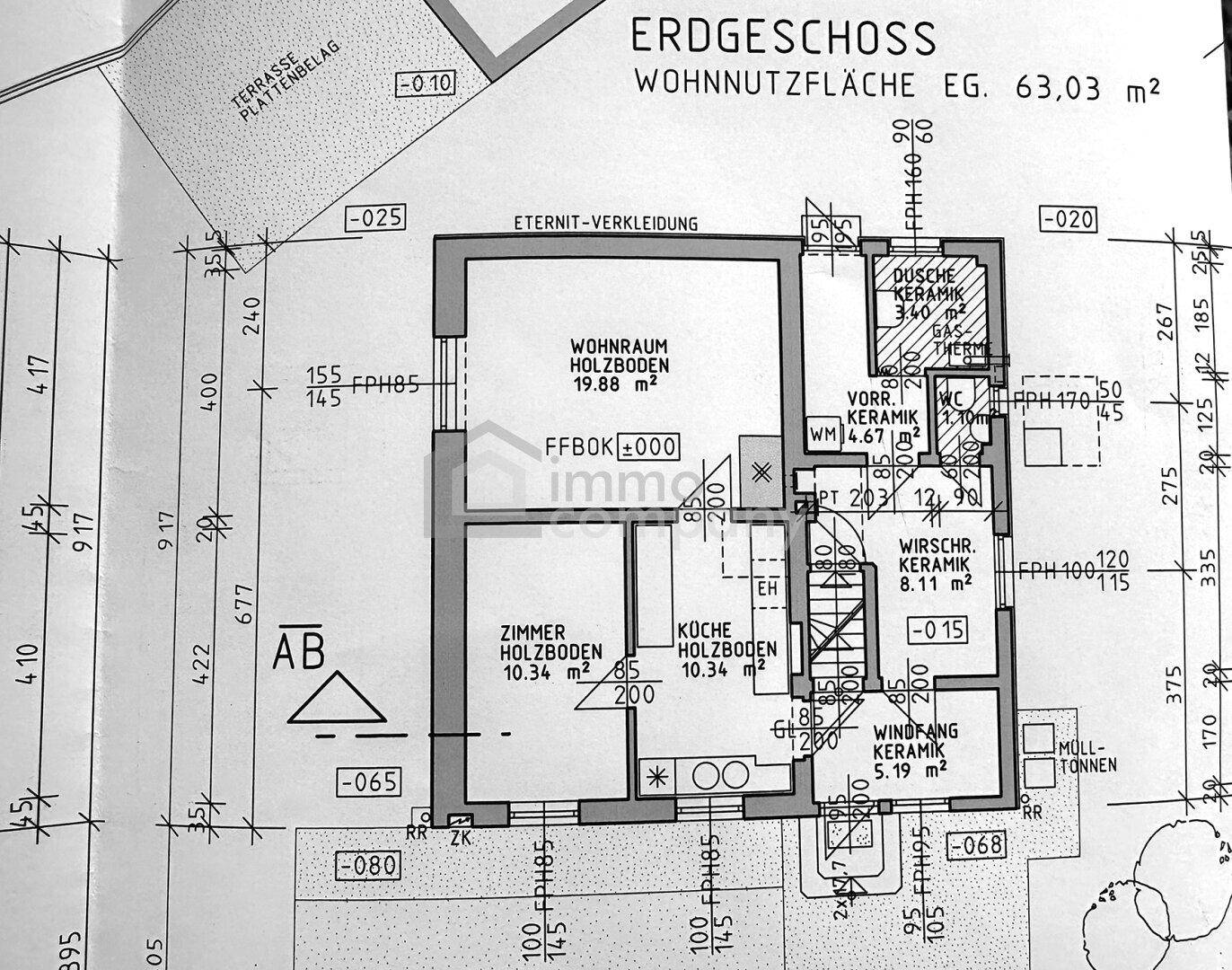 Grundriss des Erdgeschosses mit Wohnraum, Küche, Bad, Zimmer und direktem Zugang zu einer Terrasse.