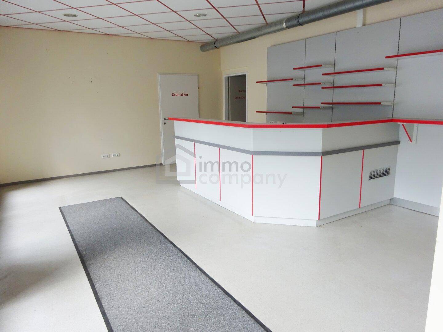 Empfangsbereich mit Theke und Regalen, ideal für eine Ordination oder ein Büro.