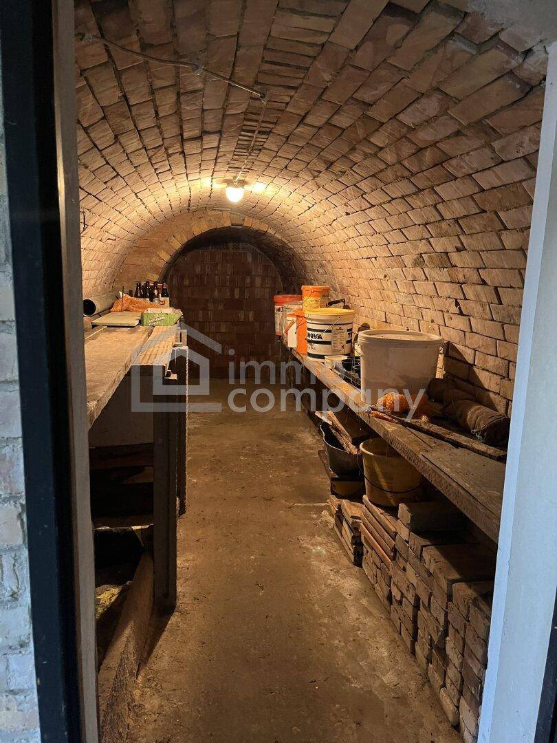 Gewölbekeller aus Ziegelsteinen, der als Lagerraum genutzt wird.