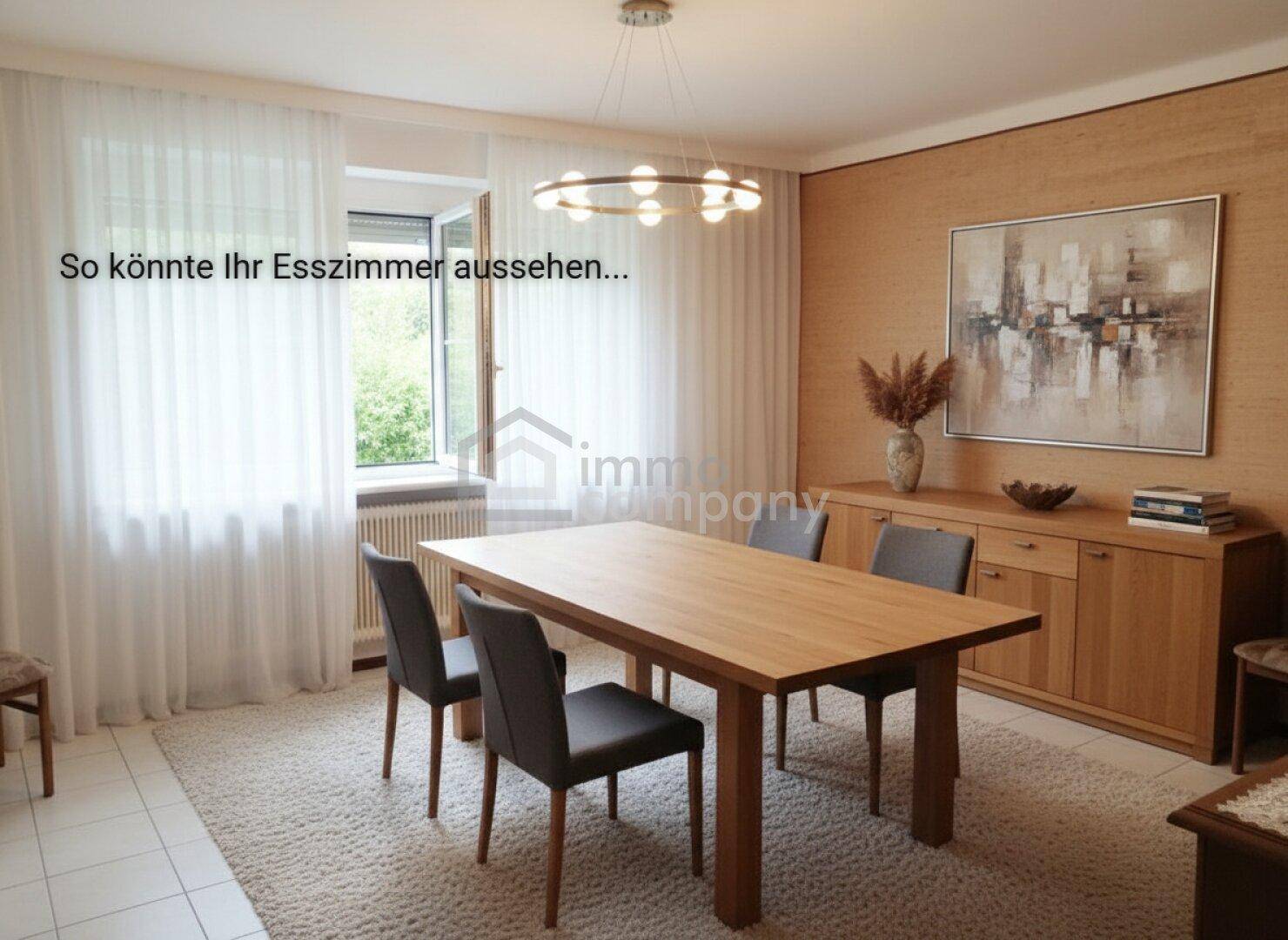 Helles Esszimmer mit modernem Holztisch, bequemen Stühlen und Blick ins Grüne durch große Fenster.