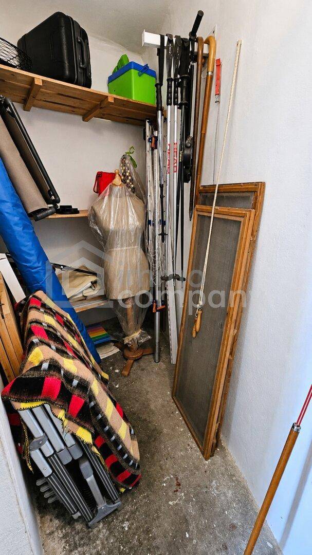 Abstellraum mit Regalen und verschiedenen Gegenständen, ideal für Werkzeuge und Sportgeräte.