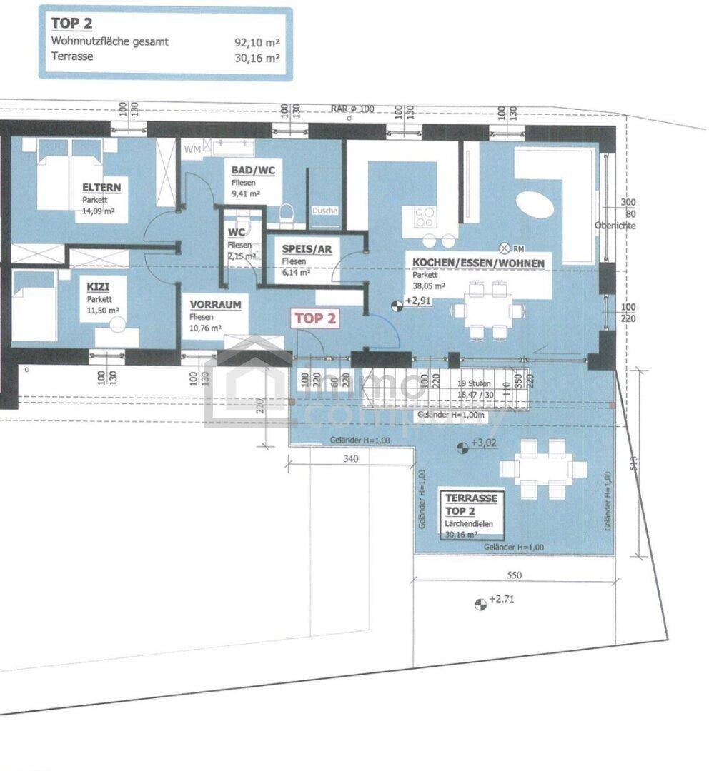 Grundriss der Wohnung TOP 2 mit offener Küche, Wohn- und Essbereich, zwei Schlafzimmern und einer großen Terrasse.