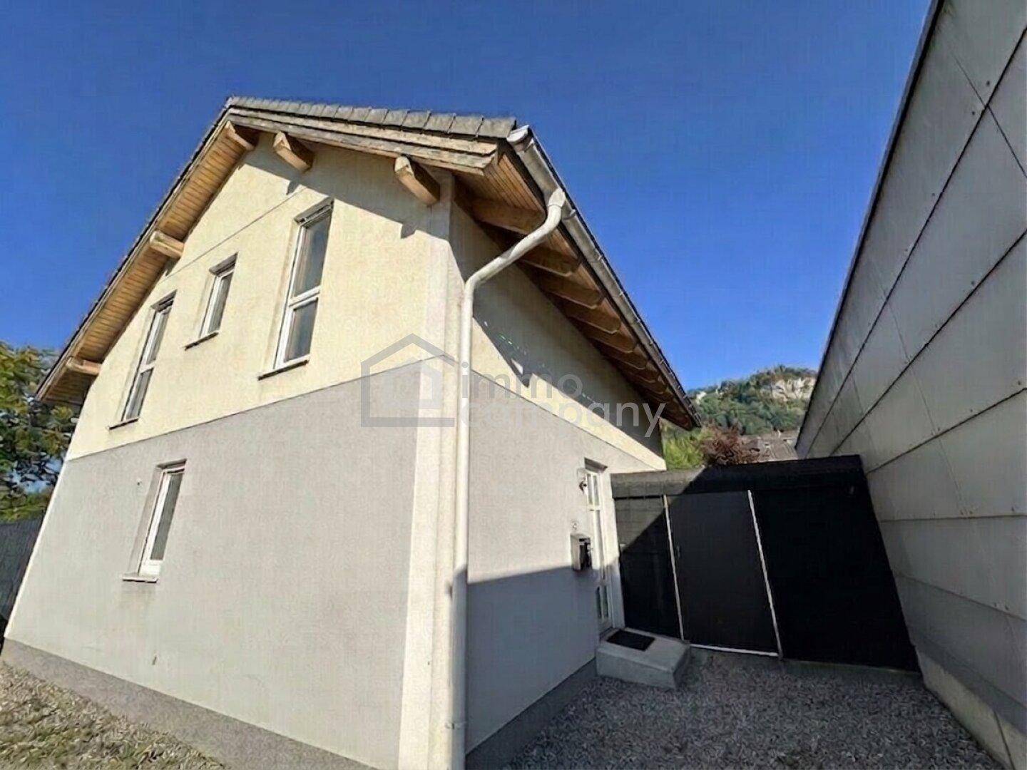 Einfamilienhaus Hohenems, Nahe Zentrum, großzügige Terrassenfläche mit Gartenanlage, neuer Zaun mit Sichtschutz, mehrere Außenstellplätze auf privatem Grundstück. – pohled 2