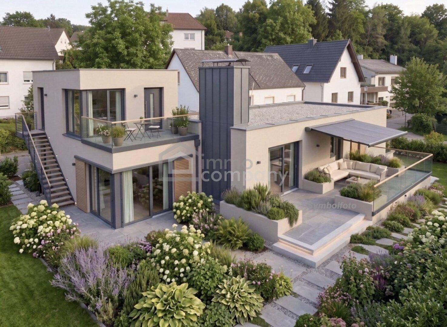 Moderne Architektur mit gestuften Terrassen, gepflegtem Garten und Außenwohnbereichen.
