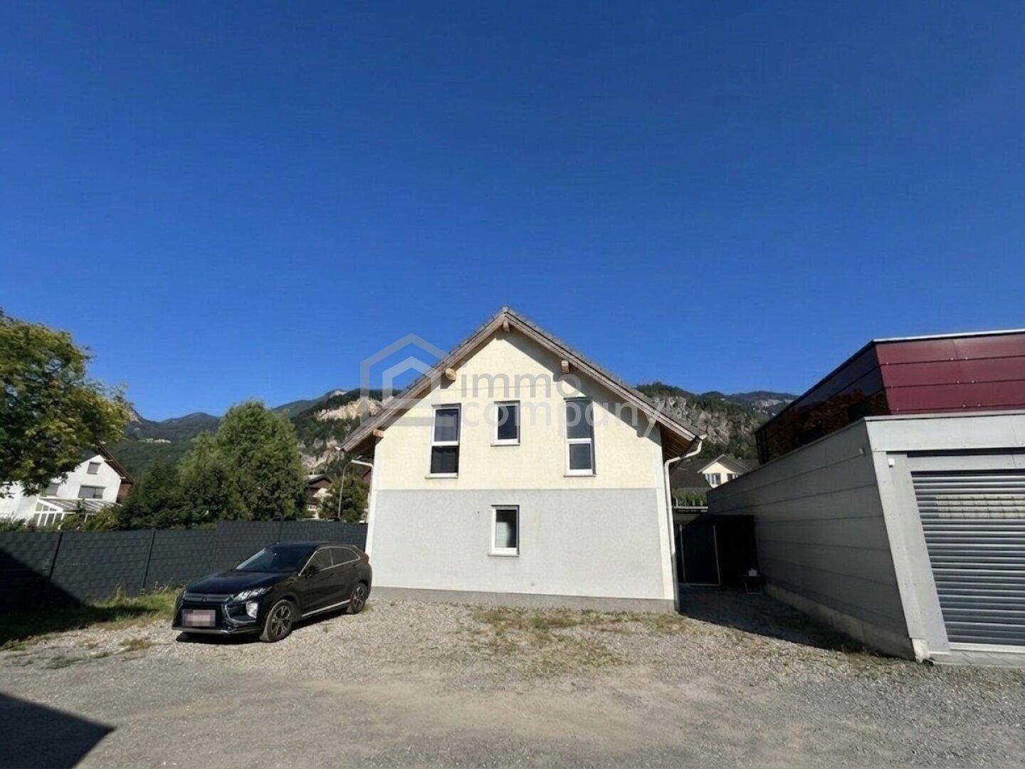 Einfamilienhaus Hohenems, Nahe Zentrum, großzügige Terrassenfläche mit Gartenanlage, neuer Zaun mit Sichtschutz, mehrere Außenstellplätze auf privatem Grundstück. – pohled 3
