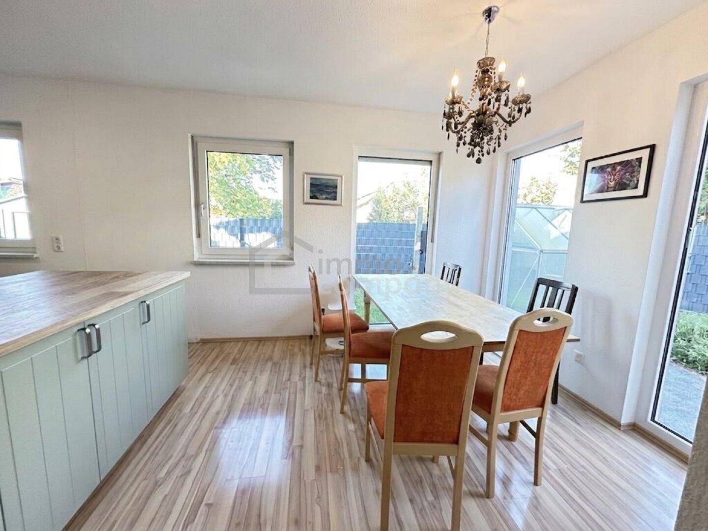 Einfamilienhaus Hohenems, Nahe Zentrum, großzügige Terrassenfläche mit Gartenanlage, neuer Zaun mit Sichtschutz, mehrere Außenstellplätze auf privatem Grundstück. – pohled 5