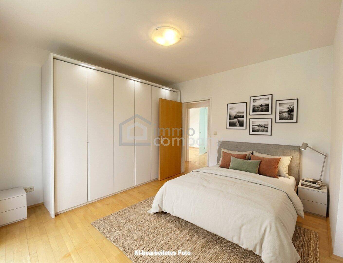 Gemütliches Schlafzimmer mit hellem Holzboden und großem Einbauschrank.